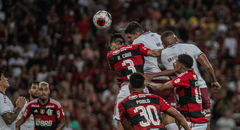Disputa de bola em Flamengo x Fluminense pelo Campeonato Carioca