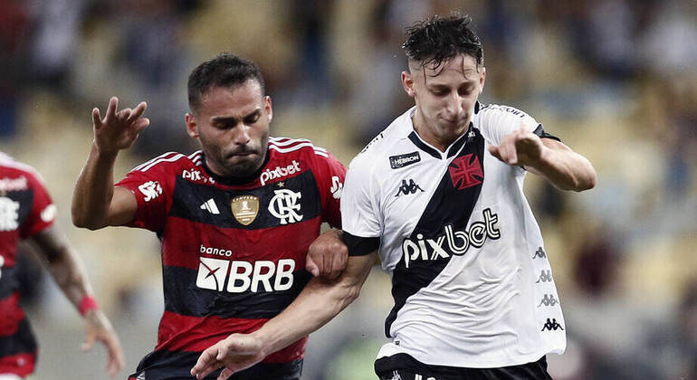 Disputa de bola em Flamengo x Vasco no Maracanã