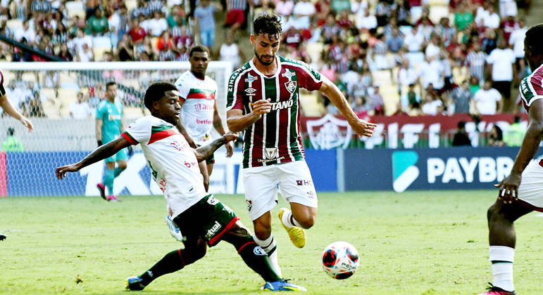Disputa de bola em Fluminense x Portuguesa-RJ