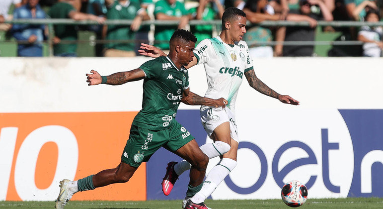 Disputa de bola em Guarani x Palmeiras pelo Paulistão
