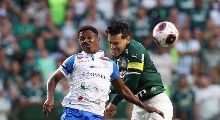 Disputa de bola em Palmeiras x São Bento pelo Campeonato Paulista