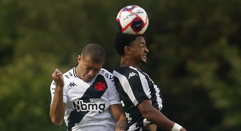 Disputa de bola em Vasco x Botafogo