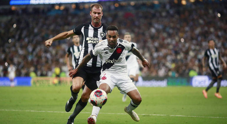 Disputa de bola em Vasco x Botafogo no Maracanã