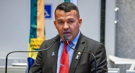 Deputado distrital Rogério Morro da Cruz teve celular clonado