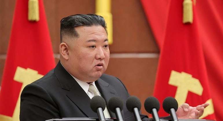 Ditador da Coreia do Norte Kim Jong-un segue com demonstrações de força e dispara míssil balístico
