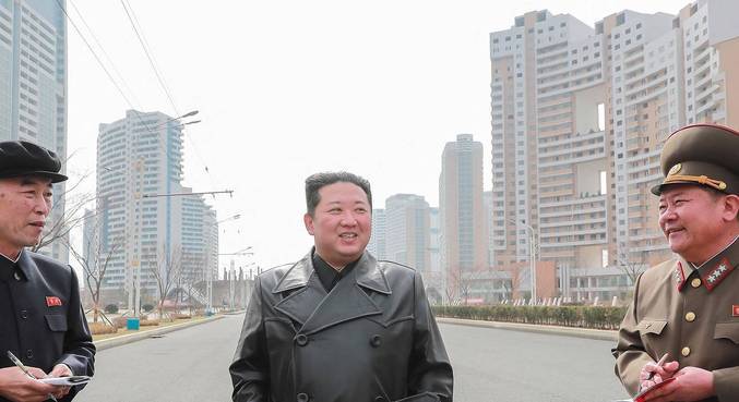 O norte-coreano Kim Jong-un prometeu aumentar o poder militar de seu país