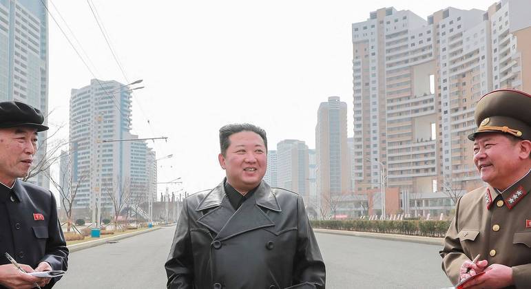 Ditador norte coreano, Kim Jong-Un, inspeciona área militar em Pyongyang