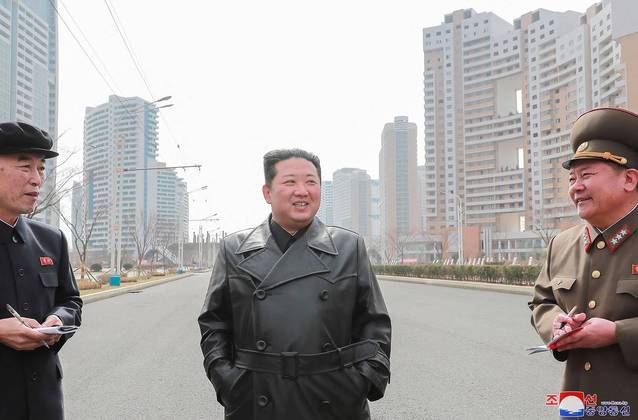 Ditador norte coreano, Kim Jong-Un, inspeciona área militar em Pyongyang