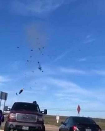 Diversos vídeos amadores conseguiram captar o momento em que as duas aeronaves se chocaram.