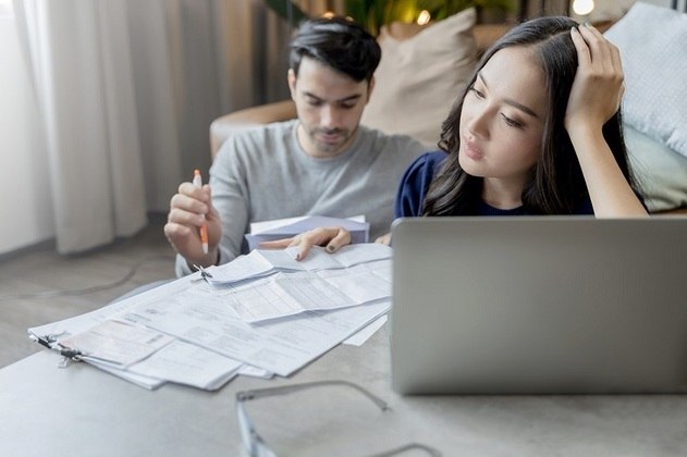 DÍVIDAS, DÍVIDA, FINANÇAS, ORÇAMENTO, CASAL ENDIVIDADO, CASAL PREOCUPADO COM FINANÇAS