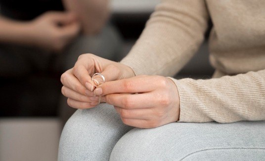 Quem são os profissionais pagos para terminar relacionamentos  (Freepik)