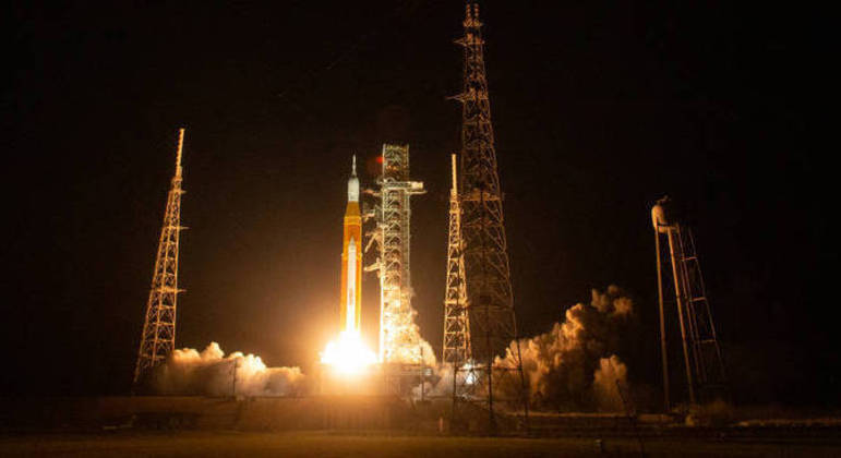 Sistema lançador de foguetes da Nasa dispara voo-teste da Artemis 1 em novembro de 2022