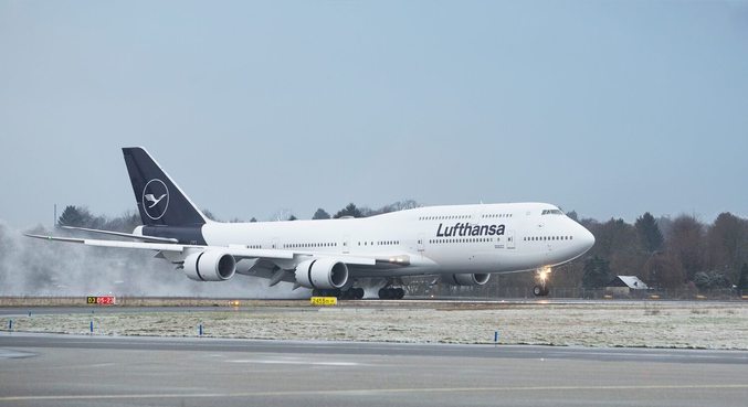Avião da Lufthansa teve problema técnico sobre mar e precisou liberar combustível