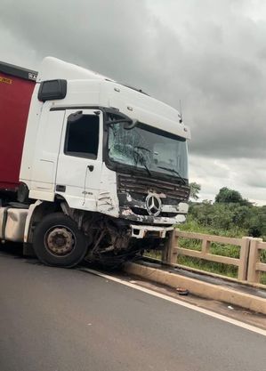 Caminhão ficou parcialmente destruído, mas motorista não se machucou