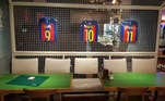 O Bellavista é inteiramente decorado com referências futebolísticas e era muito frequentado por Luís Suárez e Gerard Piqué, amigos de Messi e ex-jogadores do Barcelona