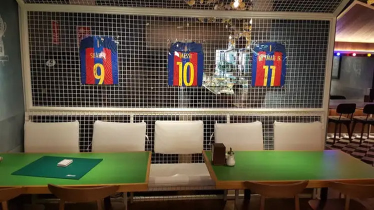 O Bellavista é inteiramente decorado com referências futebolísticas e era muito frequentado por Luís Suárez e Gerard Piqué, amigos de Messi e ex-jogadores do Barcelona