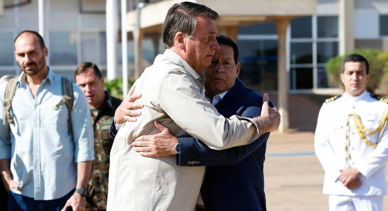 TSE analisa ações que acusam a chapa de Bolsonaro e Mourão de abuso do poder econômico