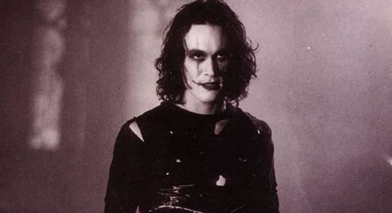 Em março de 1993, durante as gravações do filme O Corvo, o ator Brandon Lee, filho de Bruce Lee, morreu após ser atingido por um tiro disparado pelo colega de trabalho Michael Masse. Por erro da produção do filme, foi colocada na arma munição de verdade em vez de uma bala de festim. O filme foi lançado com um dublê substituindo Lee nas cenas que ainda faltavam serem gravadas.
