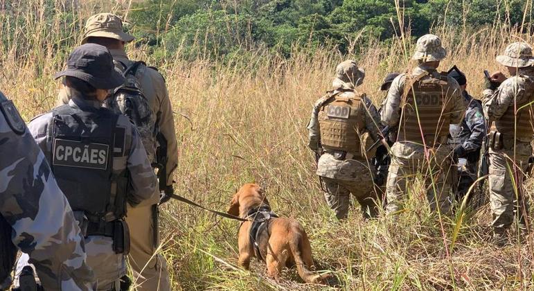 Policiais contam com reforço de cães farejadores para encontrar Lázaro Barbosa