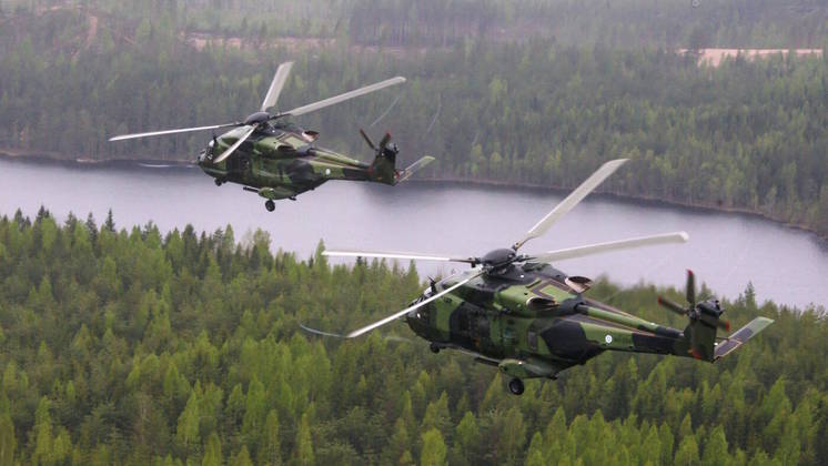 Com capacidade para atingir até 260 km/h, os helicópteros NH90 TTH carregam metralhadoras de calibre 7.62 mm