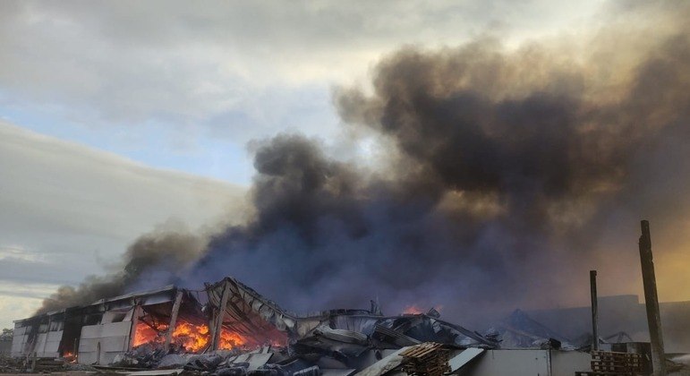 Galpão de fábrica ficou completamente destruído após o incêndio