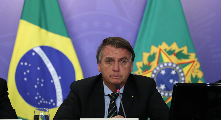 Bolsonaro veta integralmente projeto que daria internet grátis para estudantes e professores