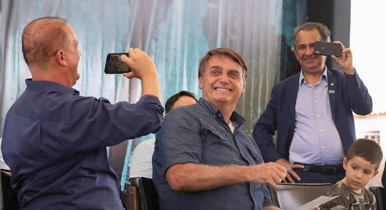 O presidente Jair Bolsonaro é fotografado em evento com ministros 
