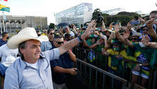Bolsonaro critica 'idiotas do fique em casa' e mira revés no Congresso