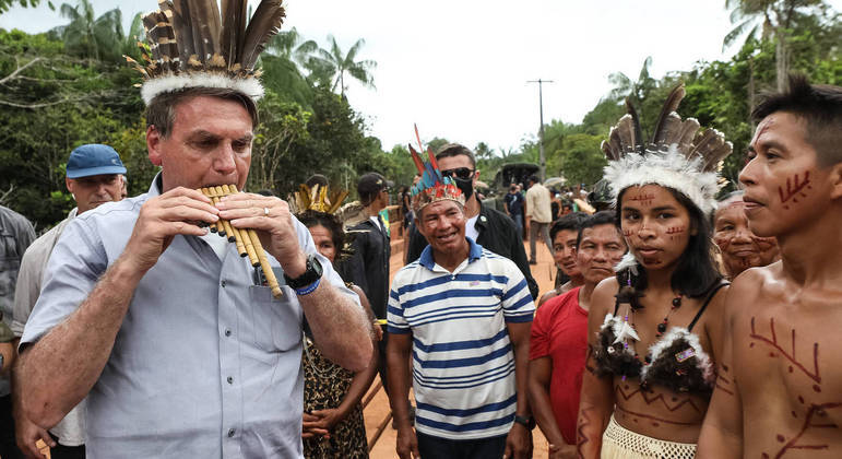 Bolsonaro durante visita a comunidade indígena no Amazonas: 'Eles querem produzir'