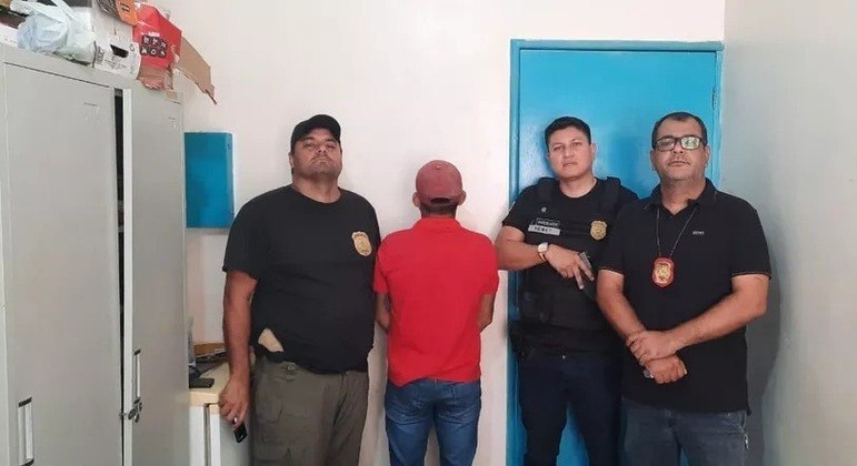 Jeferson da Silva Lima, conhecido como 'Pelado da Dinha' (de costas), preso neste sábado (18)