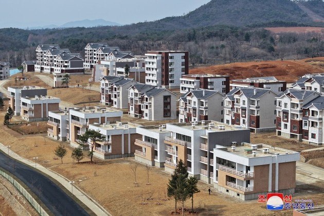 A cidade agrícola conta com casas geminadas de vários andares e térreas, além de escolas, teatro e parques. Tudo isso divide espaço com estufas para a produção de alimentos