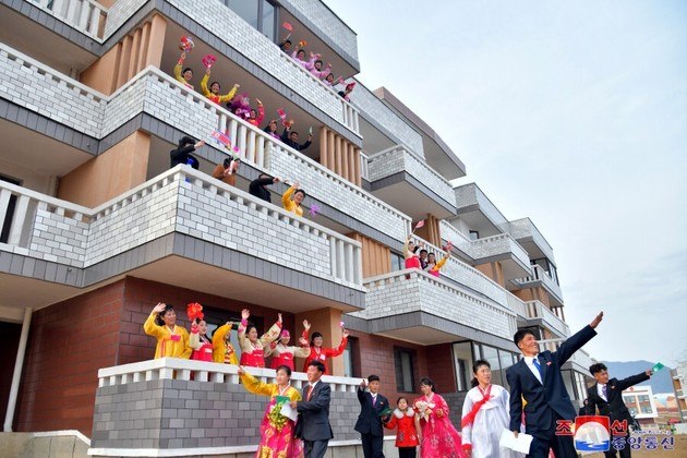 Ao entregar as casas, a ditadura norte-coreana apelou aos funcionários do complexo de estufas para que 