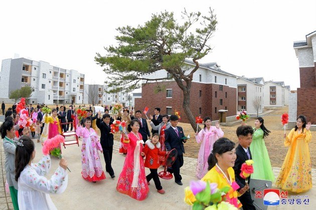 Choe Hui Thae, presidente do Comitê Popular Municipal de Pyongyang, em seu discurso, parabenizou os funcionários do complexo de estufas por serem proprietários das casas construídas pelo partido