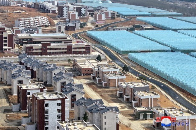 Houve uma cerimônia de mudança para novas casas, localizadas no Complexo de Estufas de Kangdong, construído como 