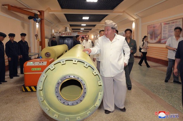Ao inspecionar a fábrica de projéteis para lançadores de foguetes múltiplos de supergrande calibre, Kim Jong-un conheceu em detalhes a atualização técnica e o processo de produção