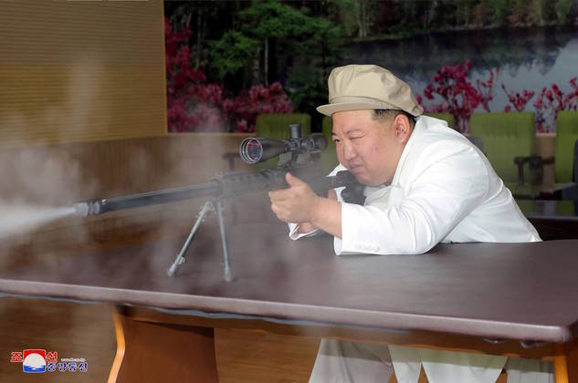 O respeitado camarada Kim Jong-un foi recebido nas fábricas relevantes por Kim Jong Sik, Hong Yong Chil e Kim Yong Hak, vice-diretores do Departamento de Indústria de Munições do Comitê Central do Partido e altos funcionários das fábricas.