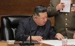 De acordo com a KCNA, a imprensa oficial da Coreia do Norte, 'a reunião discutiu importantes questões militares decorrentes da conclusão do potencial defensivo do país e dos preparativos de guerra à luz da gravidade do atual estado de segurança da península coreana, onde políticas e ações militares agressivas representam uma ameaça real'