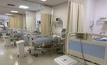 O estado de São Paulo registrou, neste domingo (10), menos de 2 mil pessoas internadas em UTI (Unidade de Terapia Intensiva) pela Covid-19. Ao todo, há 1.991 pacientes internados nesse tipo de leito. A última vez em que o balanço ficou abaixo dessa marca foi em 6 de abril de 2020, com 1.966 internados em UTI pela doença