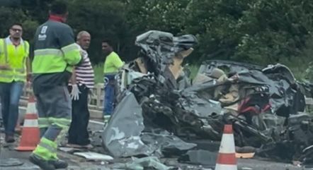 Corolla ficou completamente destruído na batida