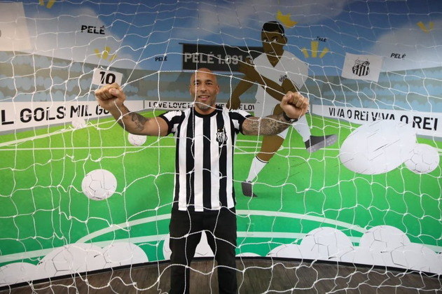 Gafe em homenagem ao Rei - O lançamento da Sala do Trono, dedicada ao maior ídolo do clube, causou revolta entre os santistas, que pelas redes sociais se mostraram frustrados com o resultado final, alegando que Pelé merecia uma homenagem muito melhor. Após a polêmica, o clube retirou o vídeo do ar