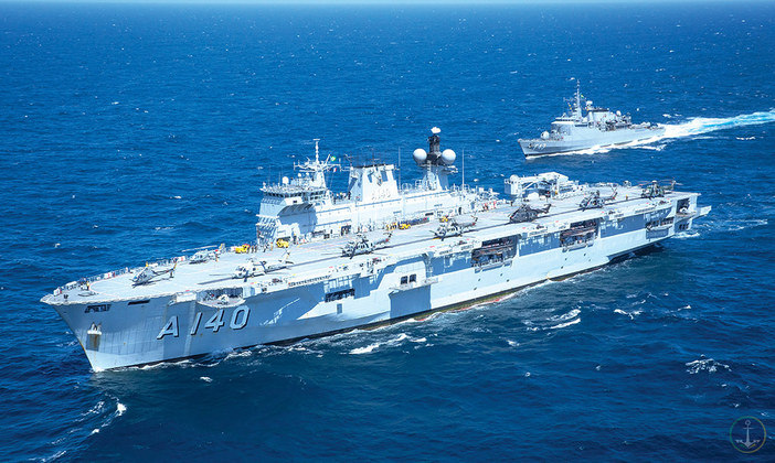 Ao todo, o navio da Marinha conta ainda com seis helicópteros, três barcos para desembarque de veículos e pessoal (com capacidade para embarque de 35 pessoas cada), uma lancha para 20 pessoas e uma lancha menor, destinada às equipes de campo