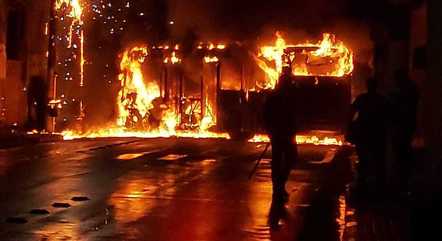 Coletivo ficou destruído após ação de suspeitos