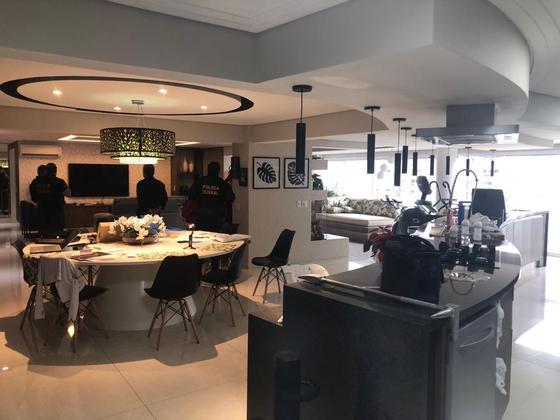 Em seu perfil no Instagram, Cariani publicou um vídeo em que diz que a PF esteve em sua casa na manhã desta terça-feira (12) para cumprir mandado de busca e apreensão, mas que ele não havia tido ainda acesso a detalhes da operação. O influencer afirma que a empresa investigada, da qual é sócio, atua desde 1981 de forma regular. 'Foi uma surpresa', disse