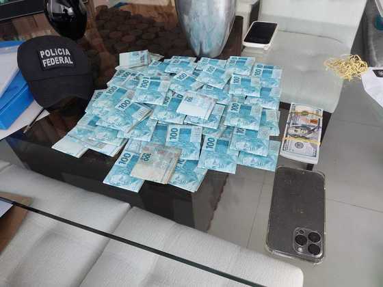 A PF também apreendeu bolos de dinheiro, além de celulares