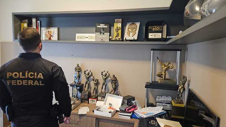 Em um endereço ligado ao influenciador, os policiais encontraram diversos troféus, homenagens, quadros e placas destinadas a Renato Cariani