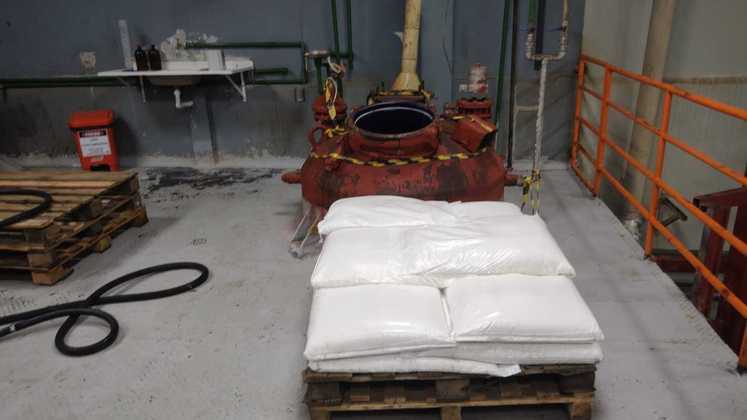 Sacos com um pó branco, supostamente um ingrediente para a produção de drogas, conforme a PF, também foram achados durante a ação. Os agentes não especificaram o conteúdo 