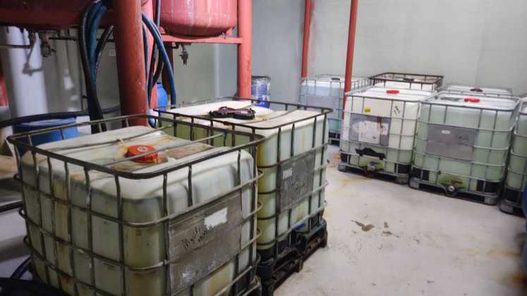 Os tonéis com produtos químicos ficaram armazenados em galpões