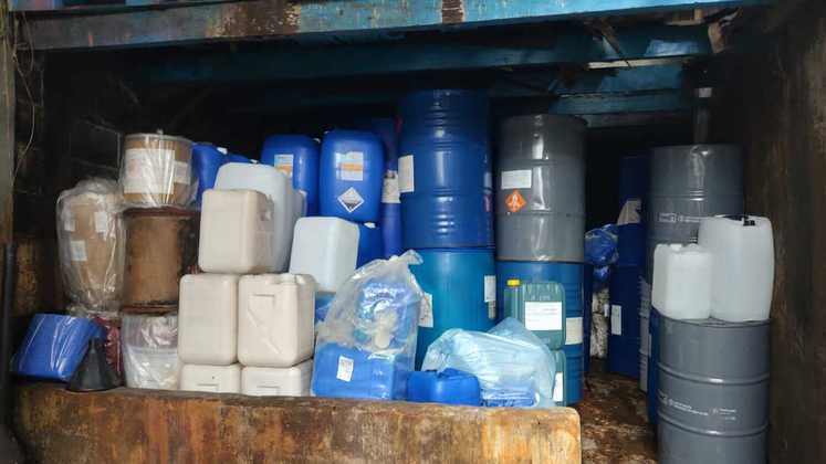 A apuração federal mostra que havia a emissão de notas fiscais frias 'por empresas licenciadas a vender produtos químicos em São Paulo, usando 'laranjas' para depósitos em espécie, como se fossem funcionários de grandes multinacionais, vítimas que figuraram como compradoras'. Houve 60 transações dessa natureza para a compra das 12 toneladas de insumos