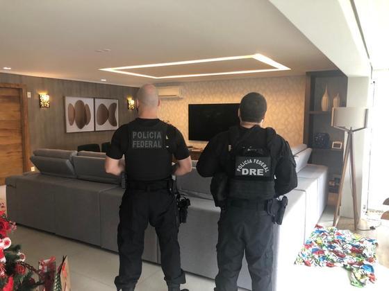 Dentro de um dos endereços ligados ao influenciador Renato Cariani, os agentes da PF fizeram um pente-fino. Supostamente, Cariani e outros envolvidos 'empregavam diversas metodologias para ocultar e dissimular a procedência ilícita dos valores recebidos, tais como interpostas pessoas e constituição de empresas fictícias'