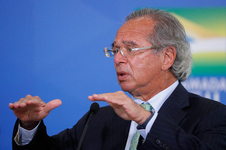 "O Brasil realmente está voltando em V", disse Guedes
